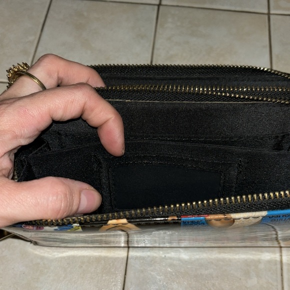 Glossy wallet purse to match in closet - Picture 4 of 8